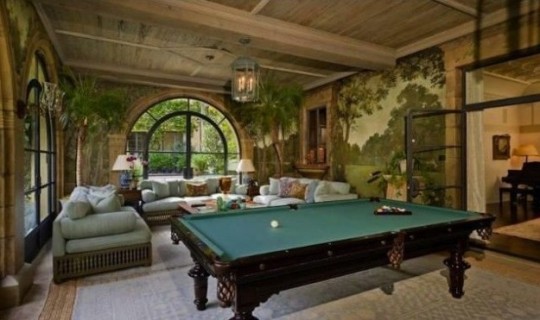 il-biliardo-nella-sala-giochi-della-villa