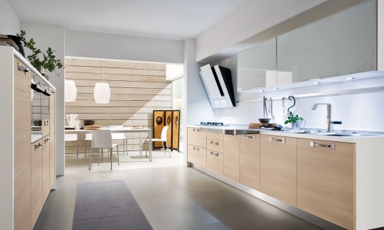 Cucina contemporanea, ma senza rinunciare al calore del legno ... Cucine in legno chiaro